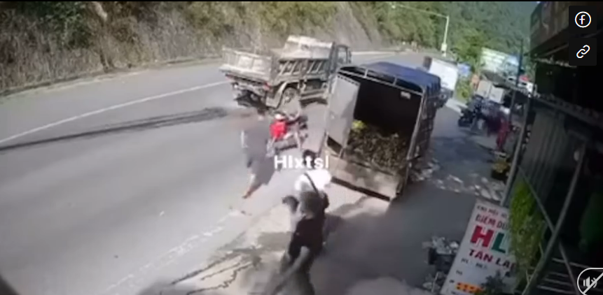 VIDEO: Tông vào sau xe tải dừng đột ngột, tài xế taxi tử vong
