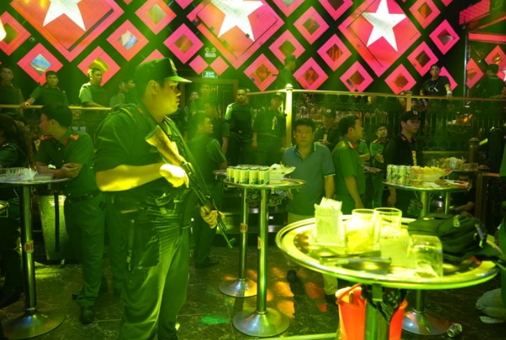 Đột kích quán bar, phát hiện chủ quán cùng 41 người