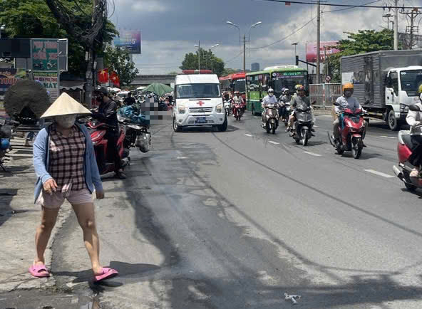 Người đàn ông đang giao thức ăn cho khách, ngã xuống đường tử vong