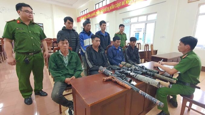 mang-sung-tu-che-vao-rung-san-ban-7-doi-tuong-bi-cong-an-bat-giu
