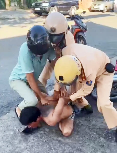 Người đàn ông đi xe máy, cầm rựa ‘múa’ trên phố