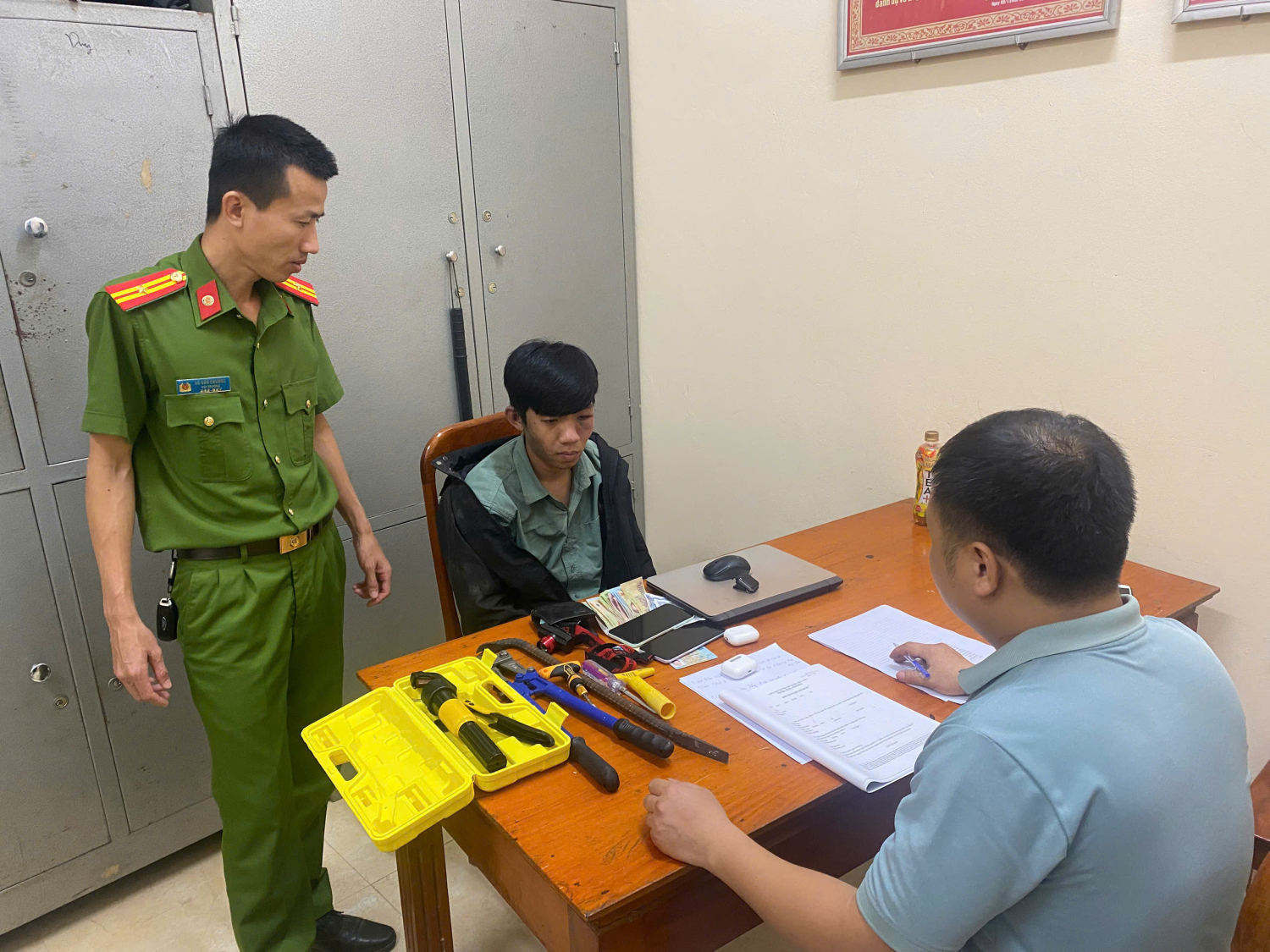Bắt giữ tên trộm cắt khoá 2 cửa hàng trong một đêm