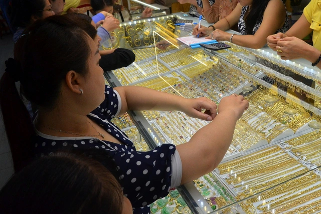 Giá vàng hôm nay 1-5: Tiếp tục sụt giảm
